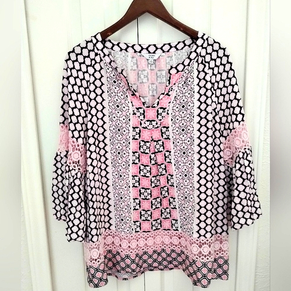 Pink Bell Sleeve Quatrefoil Floral Print Blouse - Picture 1 of 13